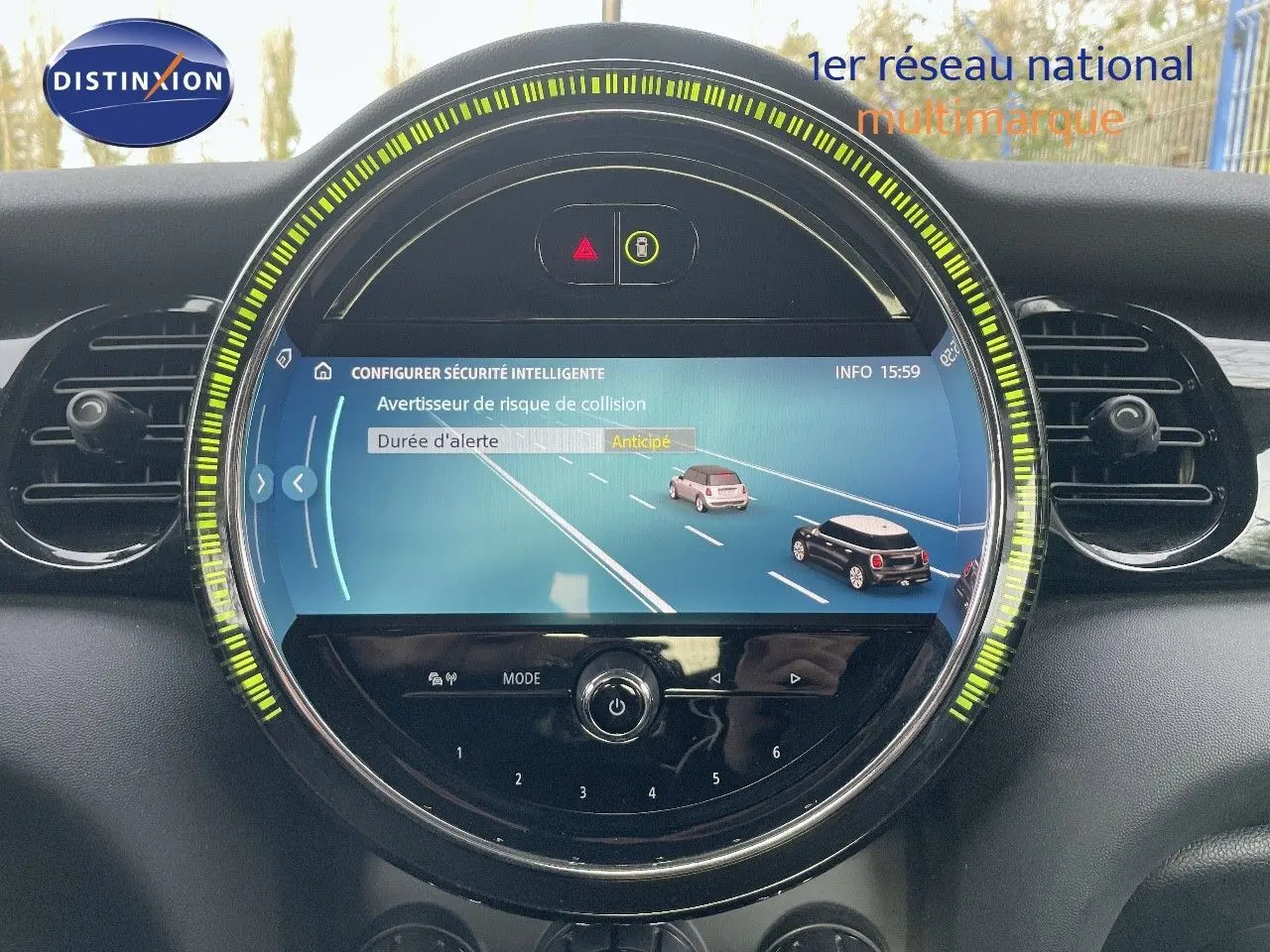 Écran central rond du tableau de bord de la MINI noire 2023 affichant l'alerte de risque de collision.