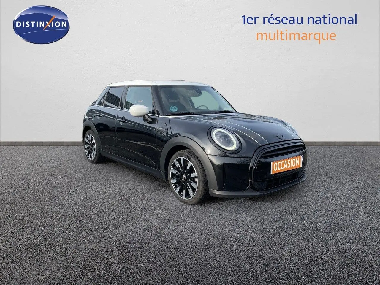 Vue 3/4 avant droite d'une MINI 1.5 136CH noire Midnight Metal avec toit blanc et jantes bi-ton 17 pouces.