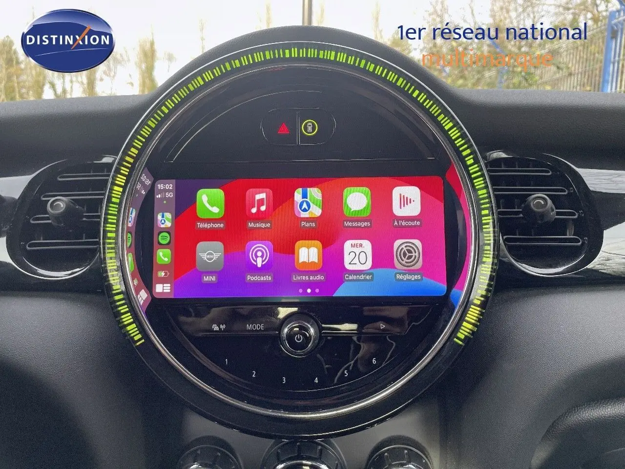 Tableau de bord de MINI 1.5 136CH noir, avec écran tactile central rond affichant applications connectées.