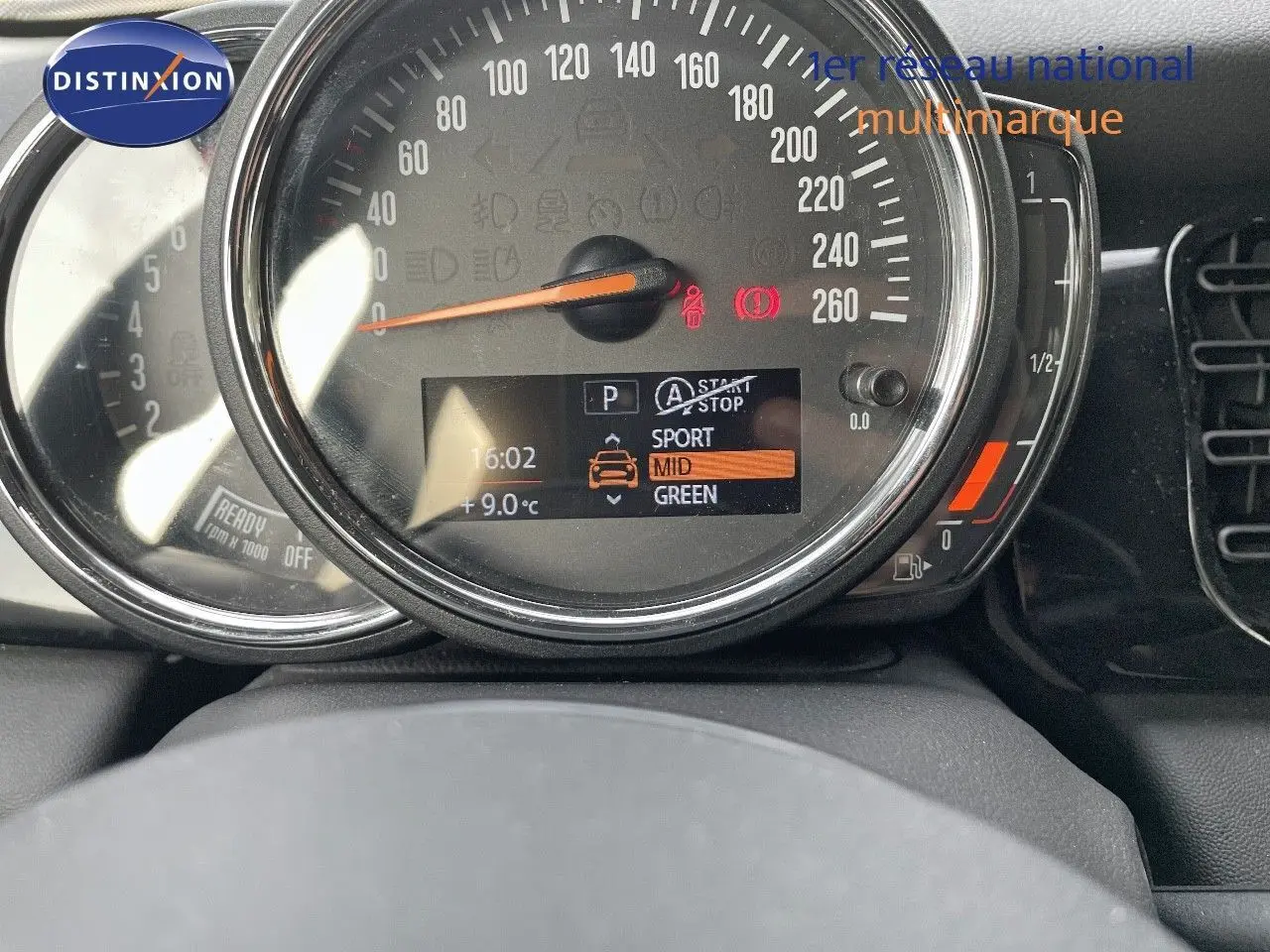 Vue rapprochée du tableau de bord de la MINI noire, affichant le compteur de vitesse et le mode de conduite sélectionné.