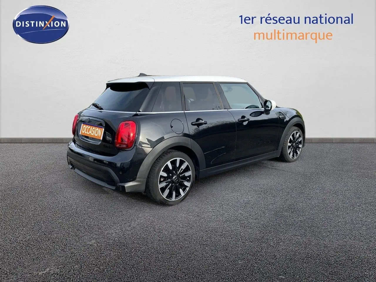 MINI 1.5 136CH noir Midnight Metal vue 3/4 arrière côté droit avec toit blanc et jantes bi-ton.