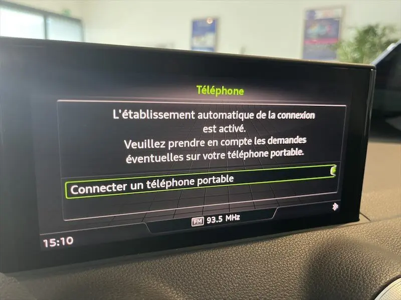 Écran central du système multimédia d'un Audi Q2 30 TFSI S-Line 2021 affichant la connexion Bluetooth pour téléphone portable.
