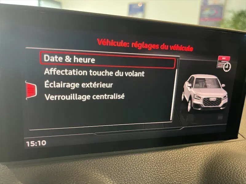 Écran de réglages du véhicule Audi Q2 30 TFSI S-Line affichant les options date, éclairage et verrouillage.