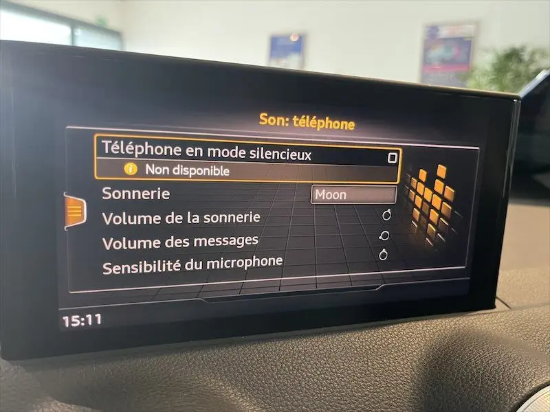 Écran multimédia intérieur de l'Audi Q2 30 TFSI S-Line 2021 affichant les réglages sonores du téléphone en mode silencieux.