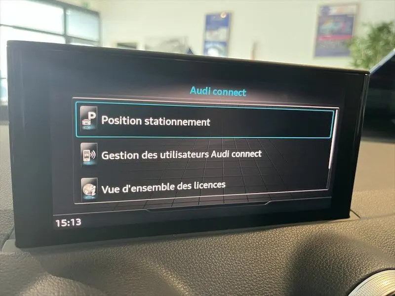 Écran central de l'Audi Q2 30 TFSI S-Line 2021 montrant le menu Audi connect avec options de stationnement et gestion utilisateurs.