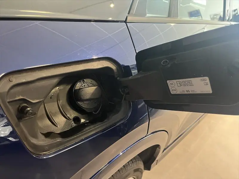 Bouchon de réservoir essence ouvert côté gauche d'un Audi Q2 30 TFSI S-Line bleu Navarre métal 2021.