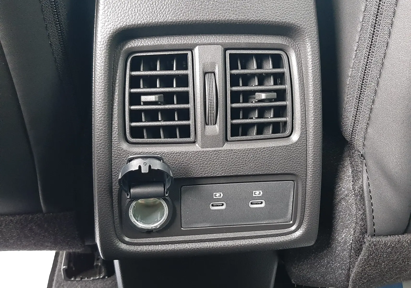 Prise USB double et prise 12V sous les aérateurs arrière, console centrale arrière d’un Renault Symbioz blanc nacré.