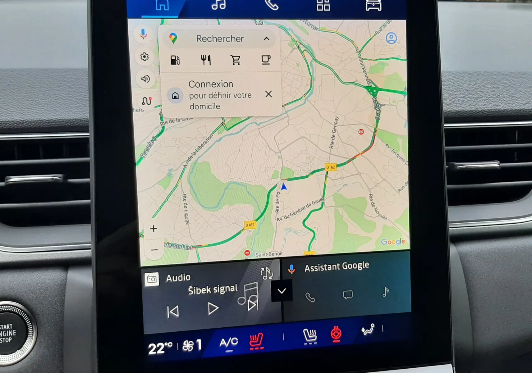 Vue intérieure centrée sur l'écran tactile vertical du système multimédia d'une Renault Symbioz blanc nacré, affichant la navigation.