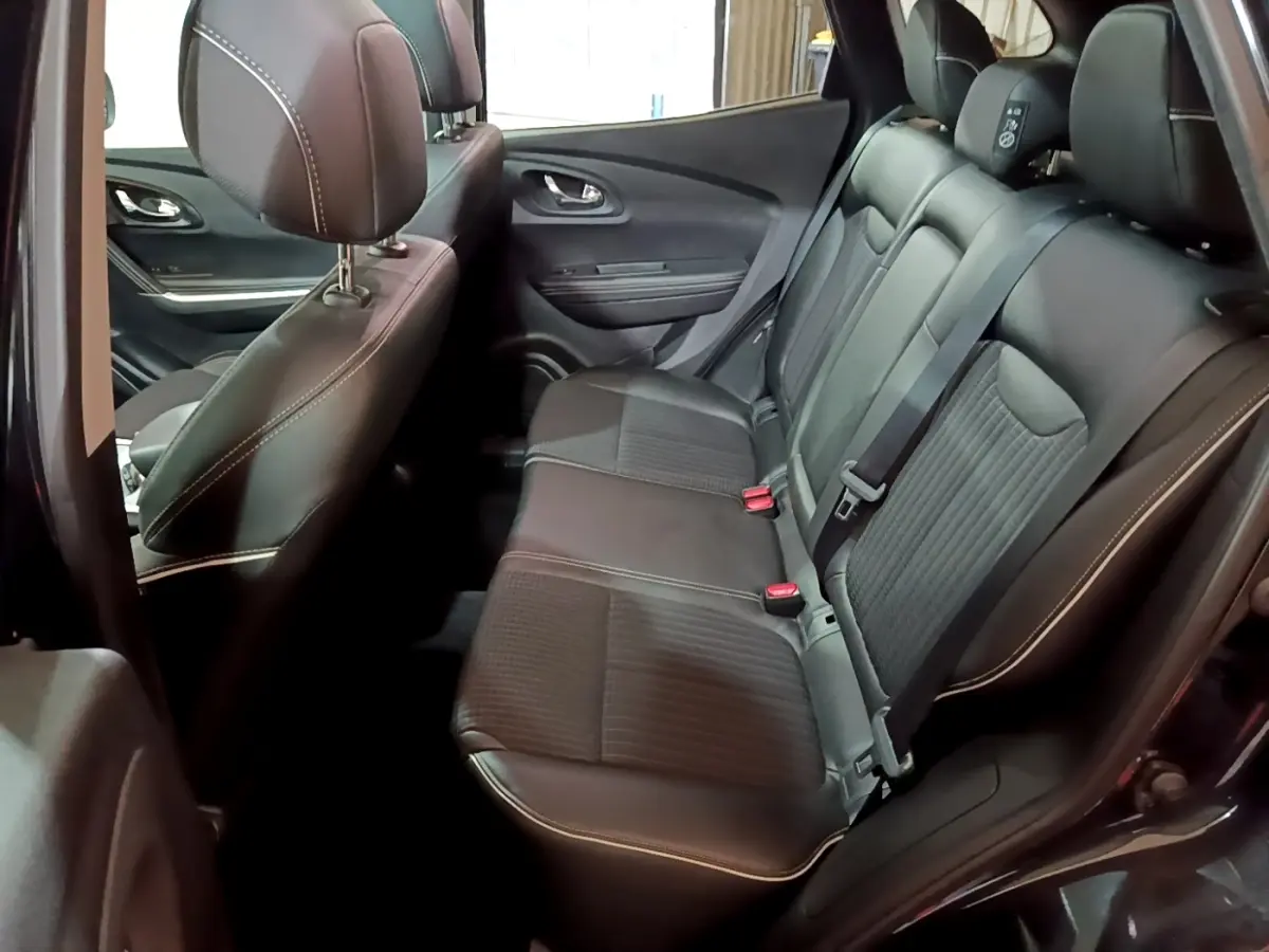 Vue intérieure côté droit montrant la banquette arrière en cuir noir avec surpiqûres blanches du Renault Kadjar Intens 2018.