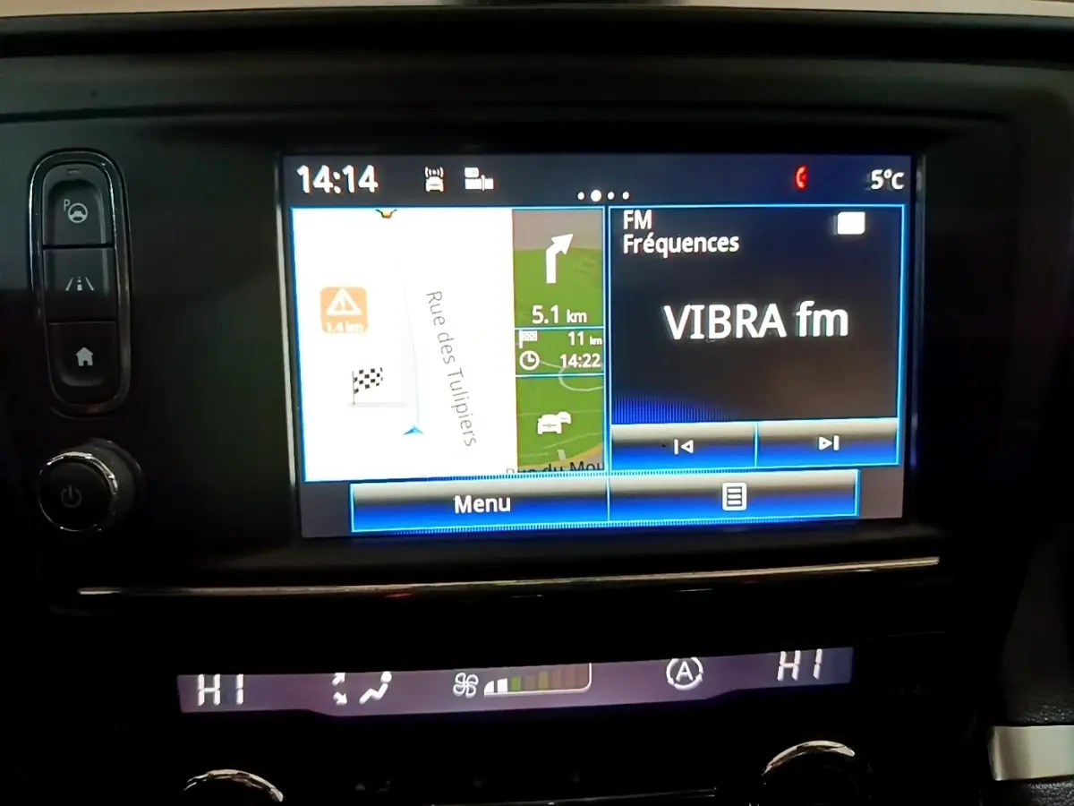 Écran tactile central du tableau de bord Renault Kadjar noir 2018 montrant navigation et radio FM VIBRA fm