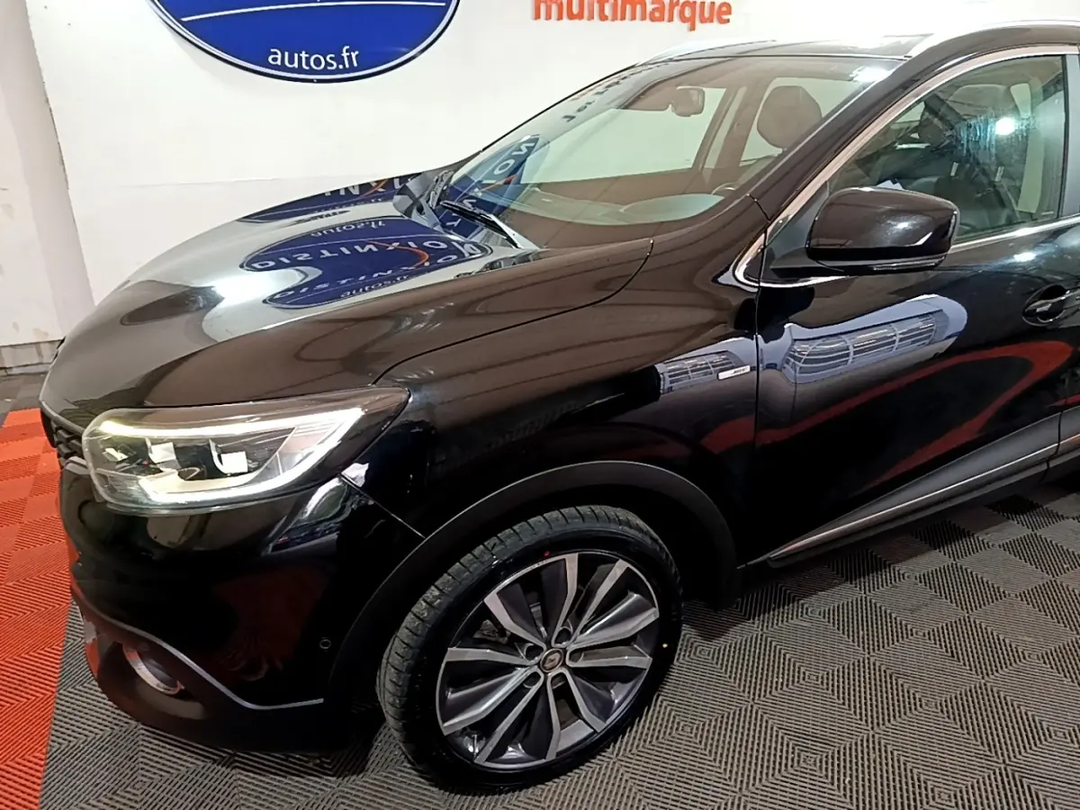 Renault Kadjar noir vu en 3/4 avant droit, mettant en valeur ses phares LED et jantes alliage modernes.