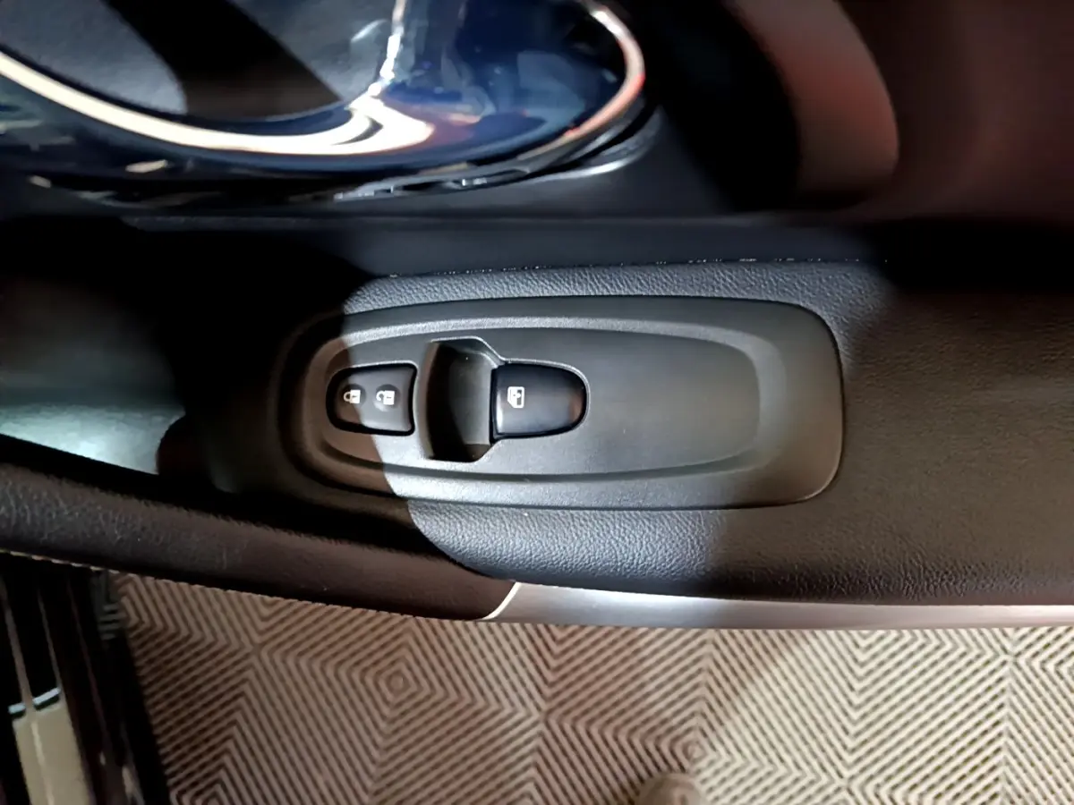 Gros plan sur les commandes de verrouillage des portes côté conducteur du Renault Kadjar Intens noir de 2018.