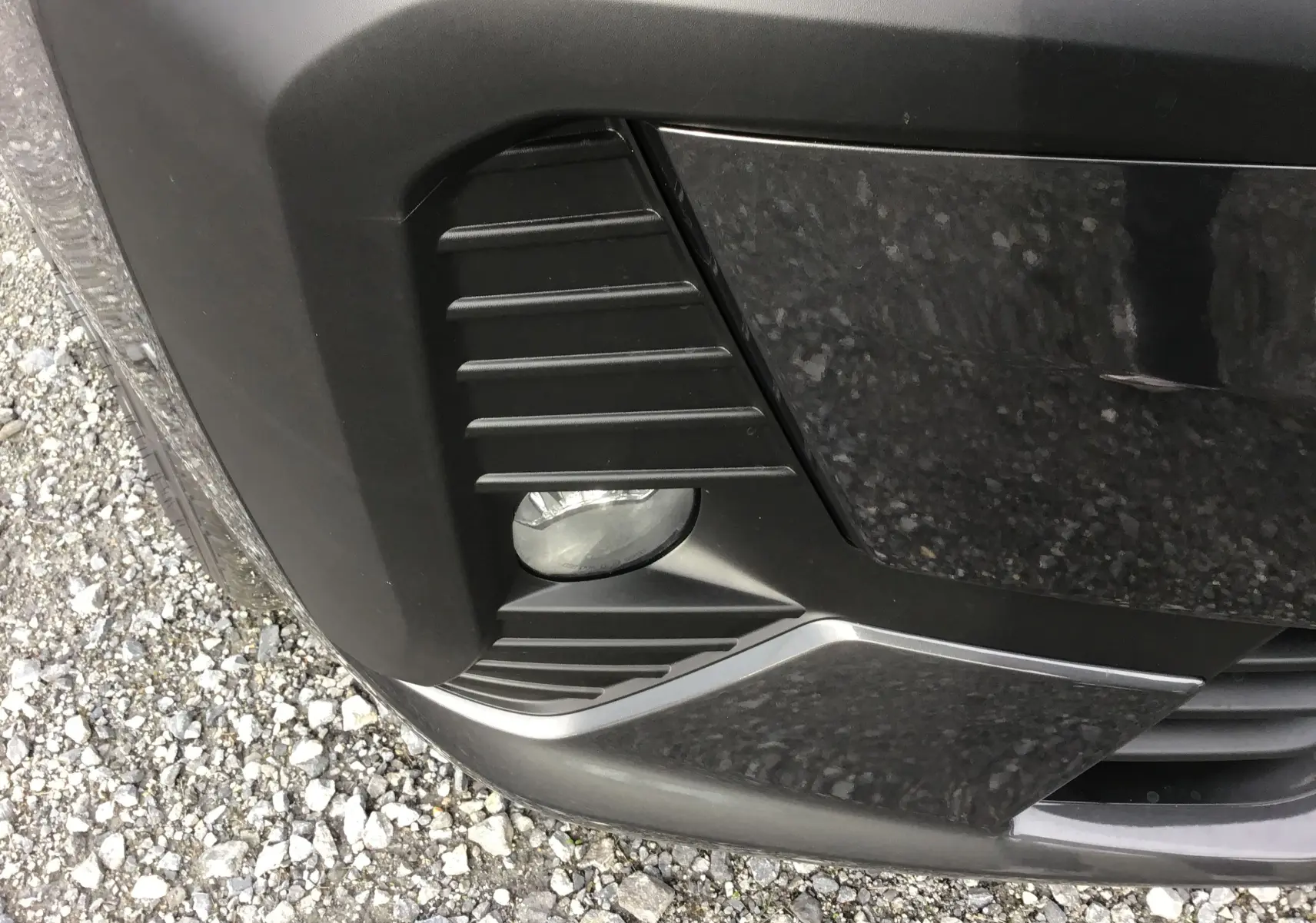 Gros plan sur le feu antibrouillard avant droit du Citroën Jumpy Cabine Approfondie gris titane, avec détails de la calandre noire.