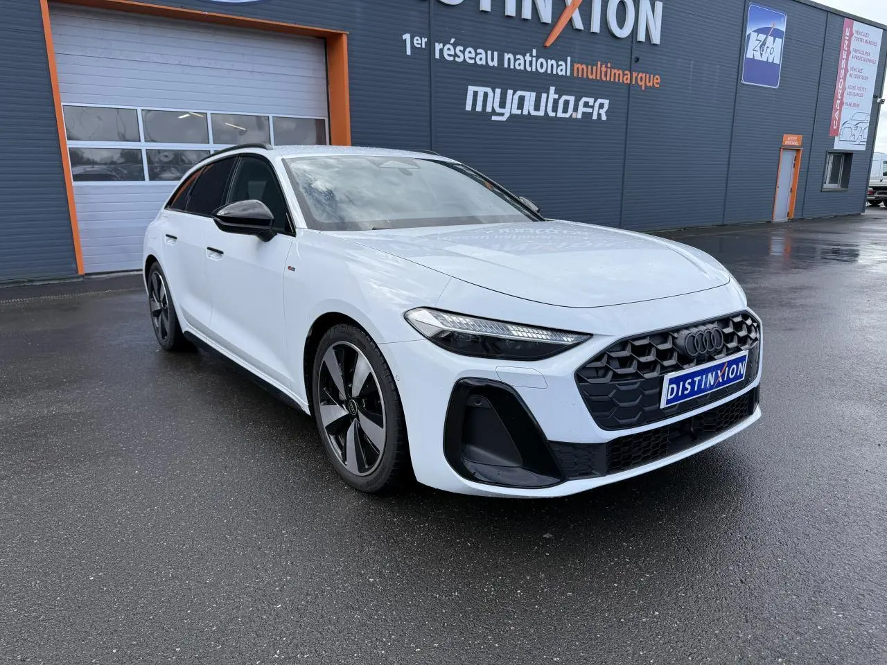 Audi A5 Avant blanc glacier métallisé vue 3/4 avant avec calandre noire et jantes noires distinctives