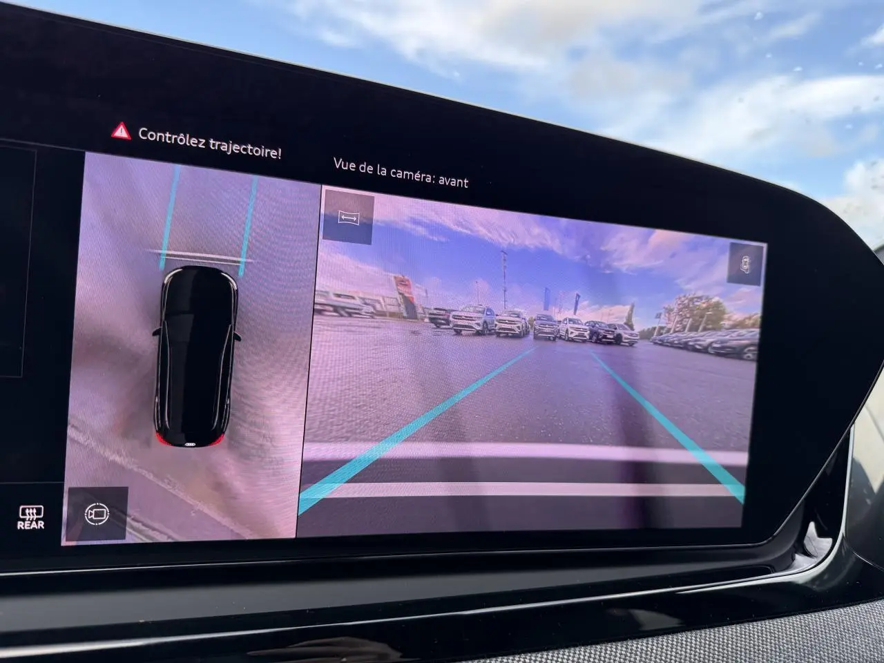 Vue écran MMI montrant la caméra avant et la vue 3D du véhicule Audi A5 blanc glacier métallisé en stationnement.