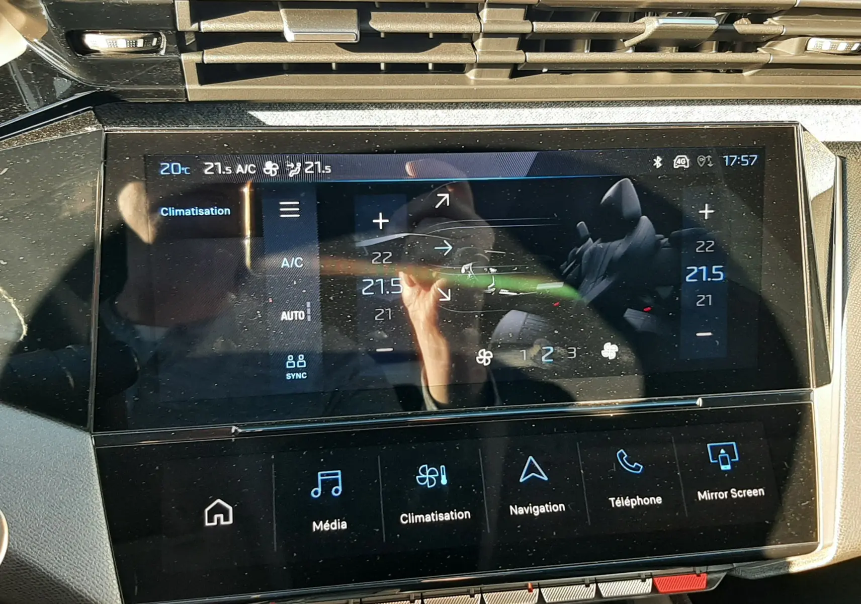 Écran tactile central de la Peugeot 308 Bleu Obsession 2025 montrant les réglages de climatisation et navigation.