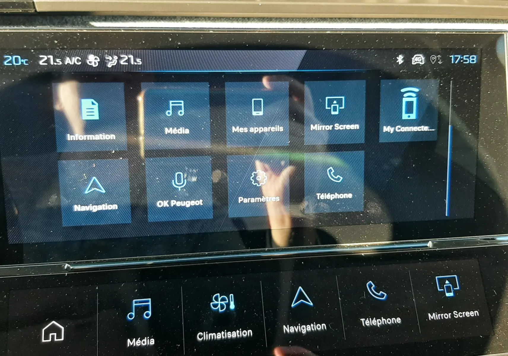 Écran tactile central du tableau de bord de la Peugeot 308 Bleu Obsession, affichant les menus multimédia et navigation.