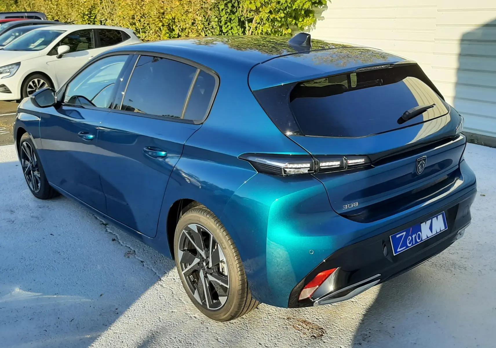 Peugeot 308 Bleu Obsession vue en 3/4 arrière droit, avec feux arrière LED et jantes alliage biton.