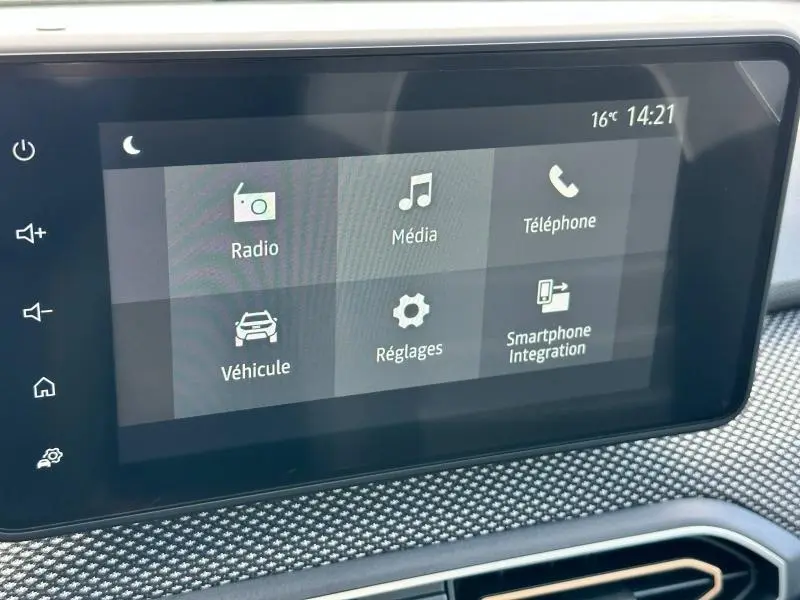 Écran tactile central de la Dacia Sandero blanc 2025 affichant les menus Radio, Média, Téléphone, Véhicule, Réglages et Smartphone Integration.