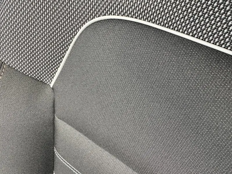 Gros plan sur le tissu de siège Expression gris avec surpiqûres blanches de la Dacia Sandero 2025 blanche