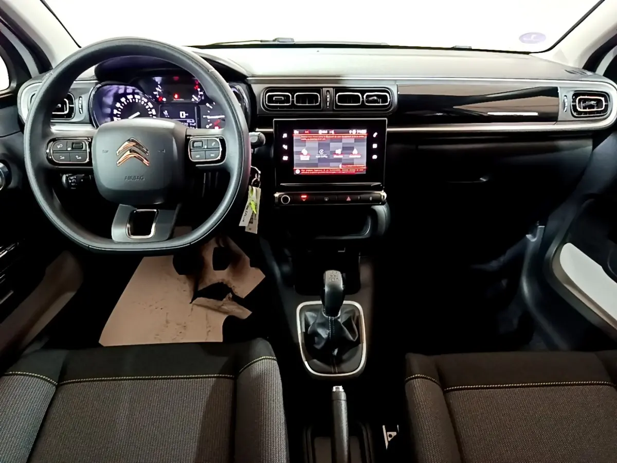 Intérieur de la Citroën C3 2023 PureTech, vue frontale du tableau de bord avec écran tactile et volant multifonctions.