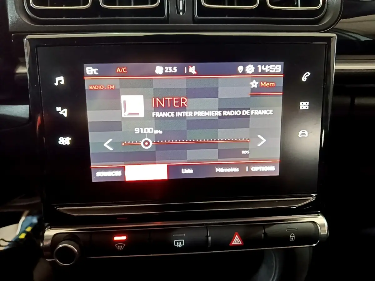 Écran tactile central de 7 pouces affichant la radio dans l'habitacle d'une Citroën C3 blanche 2023.