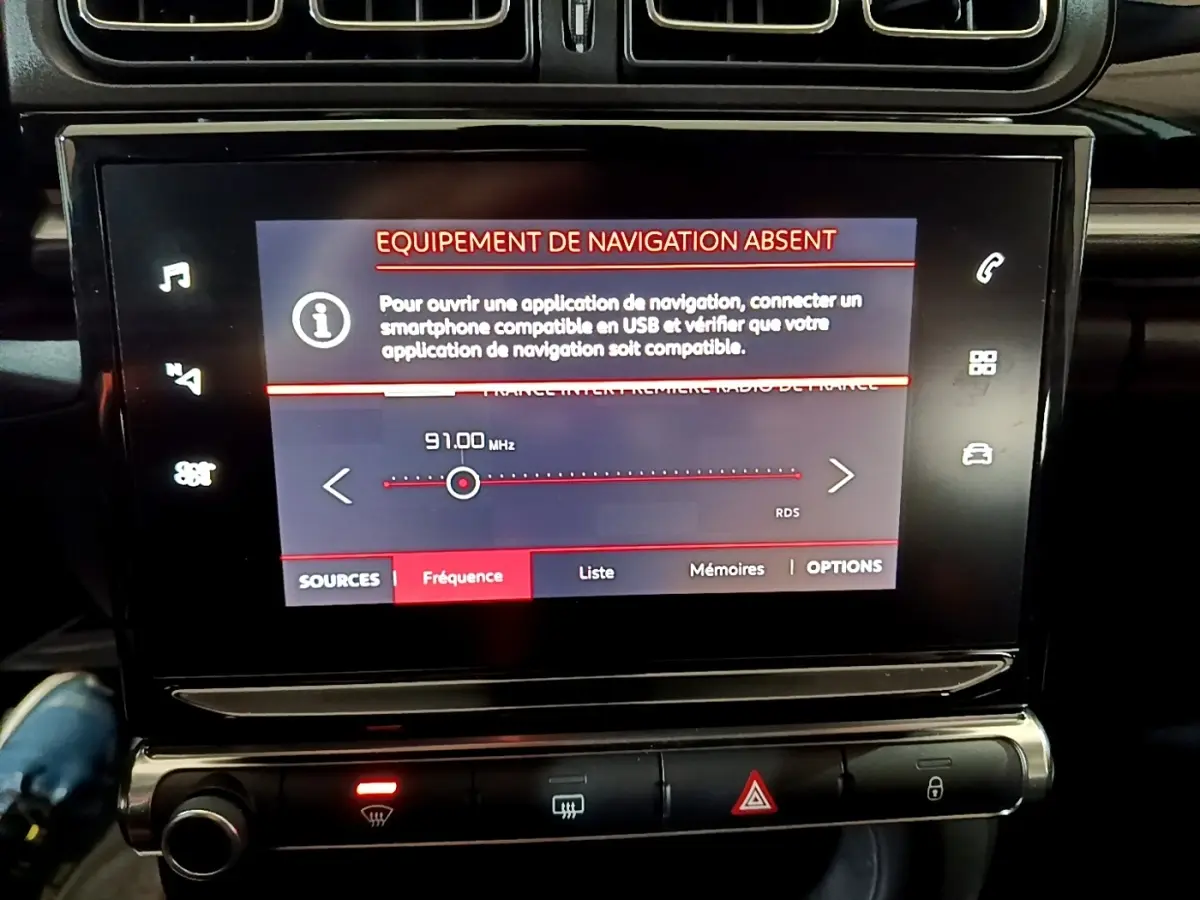 Écran tactile central de 7 pouces affichant un message d'absence de navigation dans une Citroën C3 blanche.