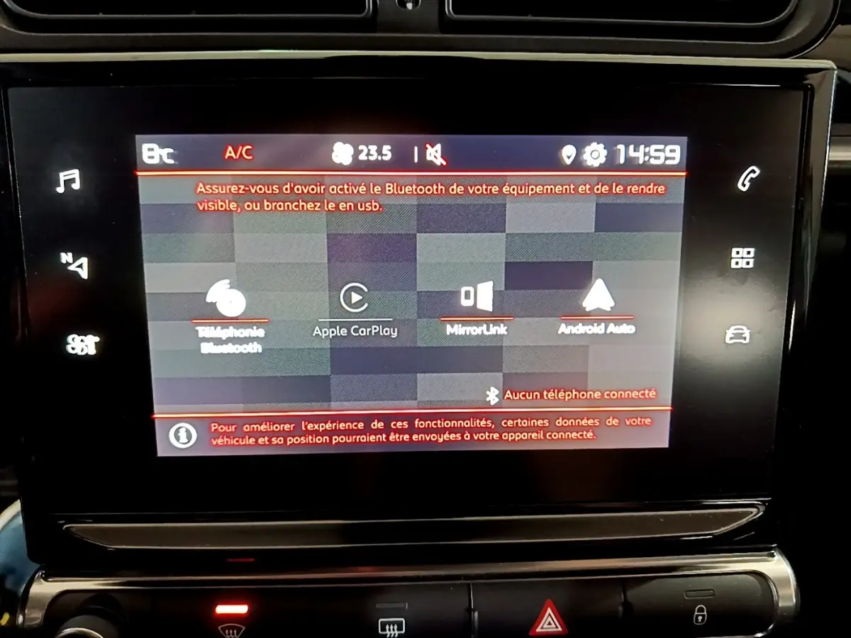 Écran tactile central de la Citroën C3 blanche 2023 affichant les options Apple CarPlay et Bluetooth