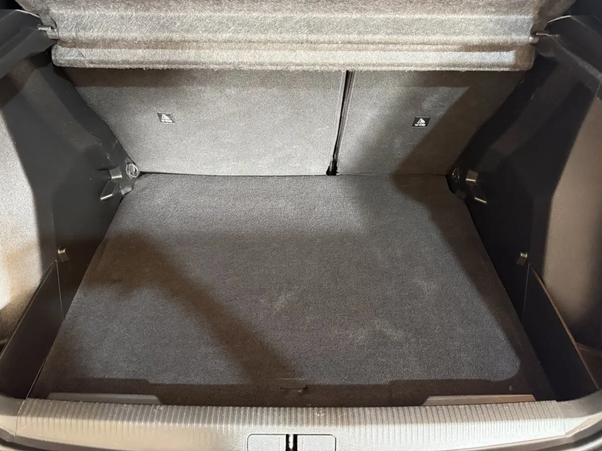 Coffre spacieux de Peugeot 2008 2022 vue de dessus, intérieur noir avec banquette rabattue, sans chargement visible.