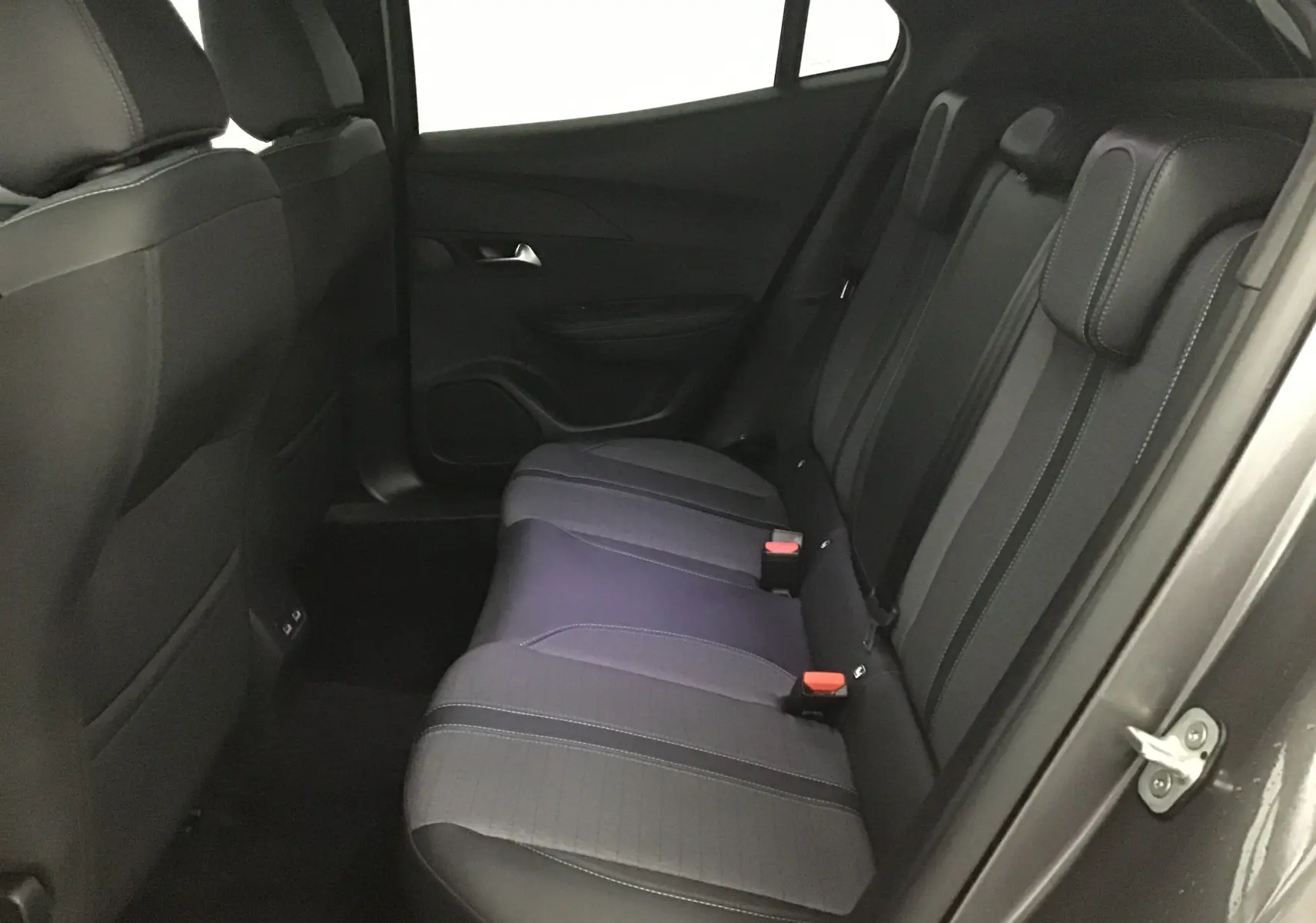 Vue intérieure côté droit des sièges arrière en tissu gris du Peugeot 2008 1.2 PureTech 100 Allure 2022.