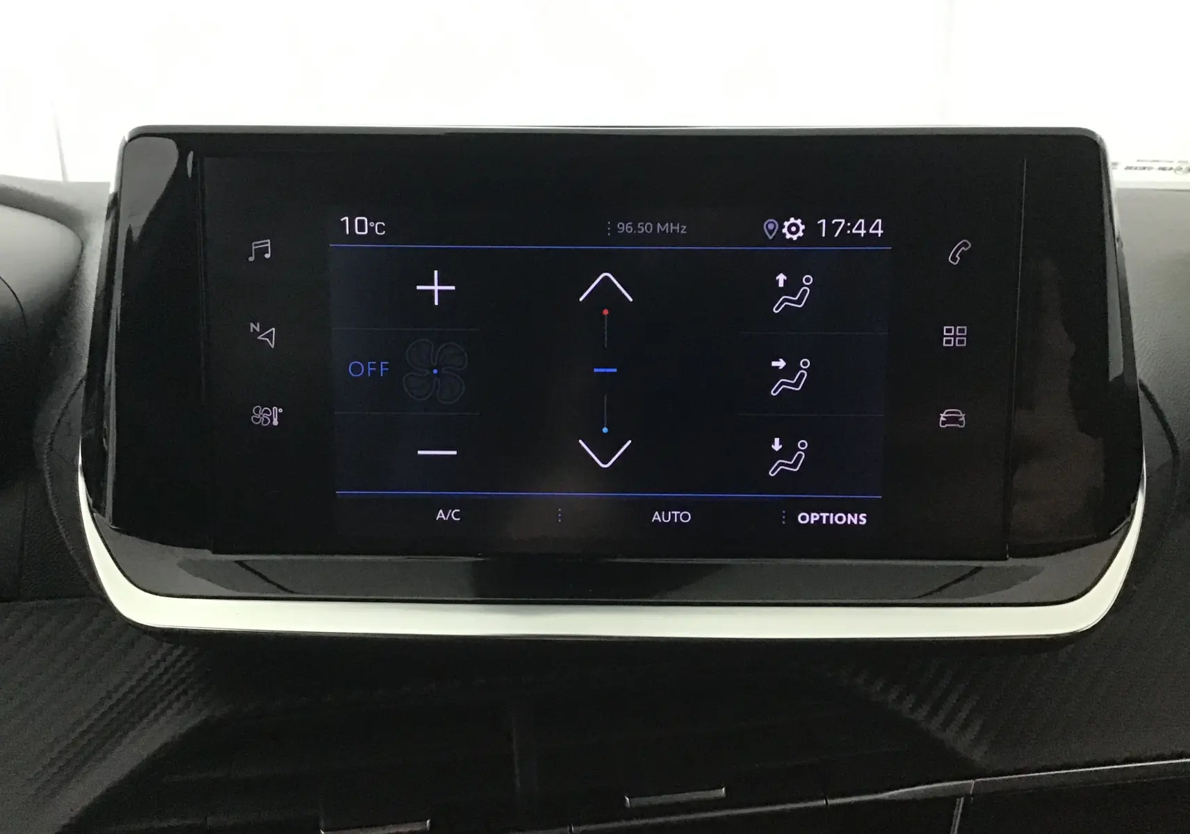 Écran tactile central de la Peugeot 2008 gris platinium, affichant les réglages de climatisation à 17h44.