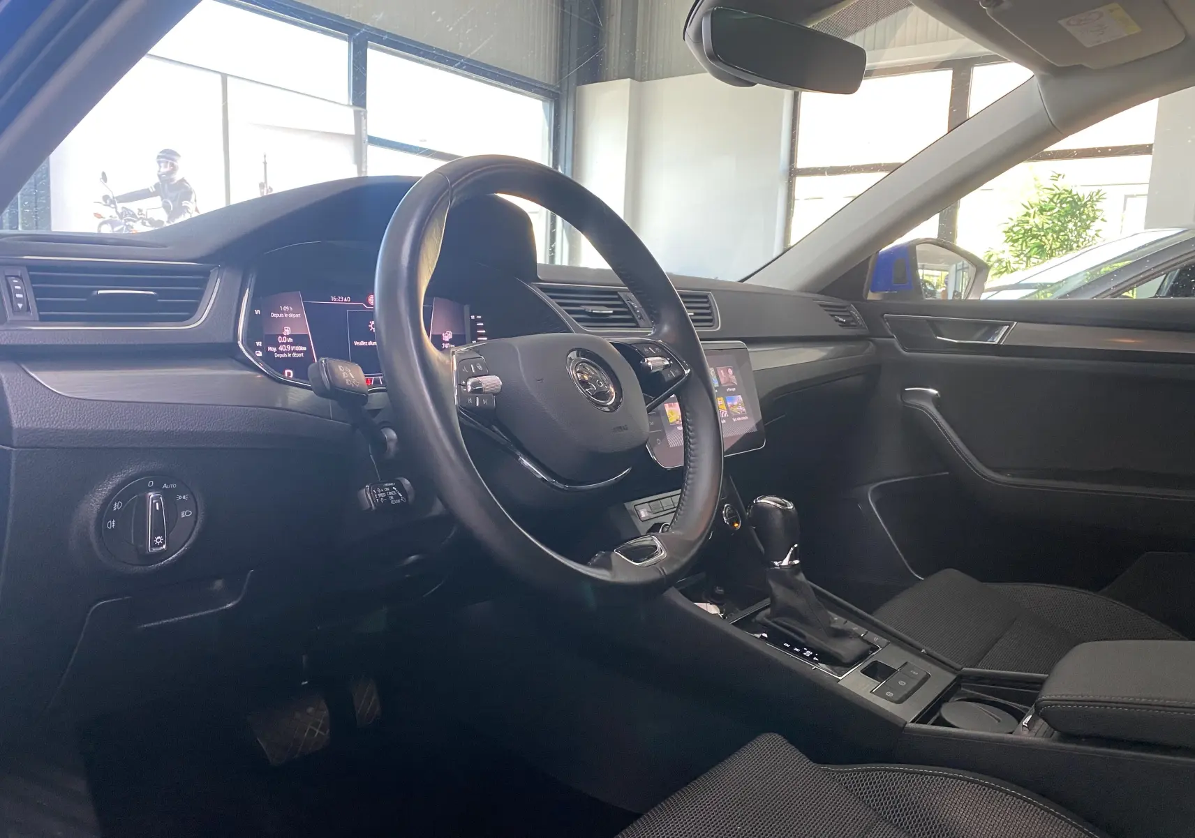 Intérieur noir de la Skoda Superb Combi IV 1.4 TSI PHEV, vue côté conducteur avec tableau de bord et écran tactile.