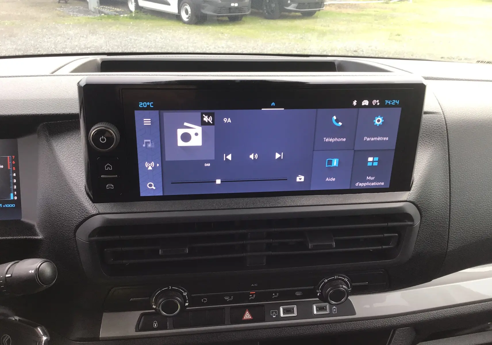 Vue intérieure du tableau de bord du Citroën Jumpy blanc, avec écran tactile central affichant les options multimédia.