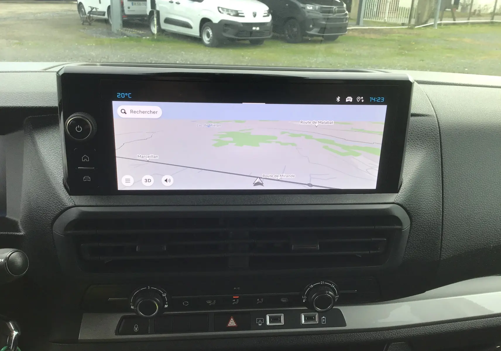 Vue rapprochée de l'écran tactile central du tableau de bord du Citroën Jumpy blanc, affichant un GPS.