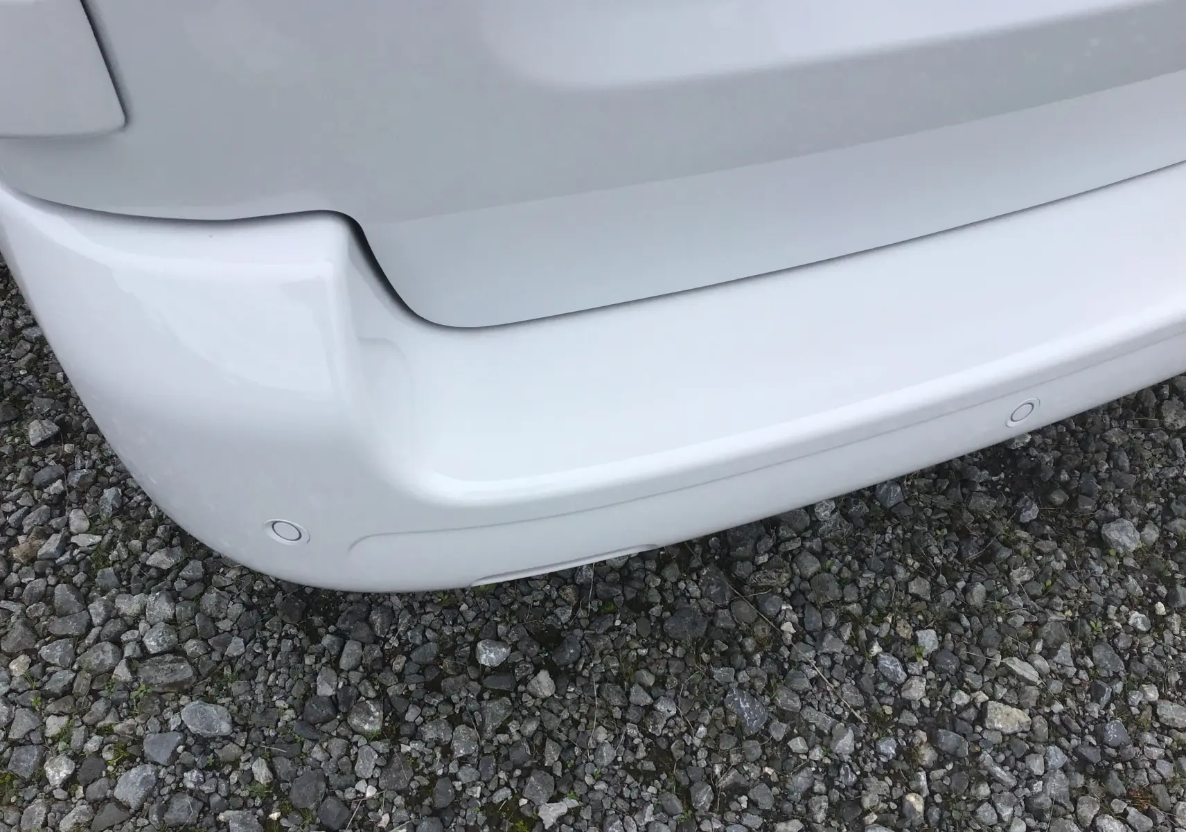 Gros plan sur le pare-chocs arrière blanc du Citroën Jumpy Cabine Approfondie avec capteurs de recul visibles.