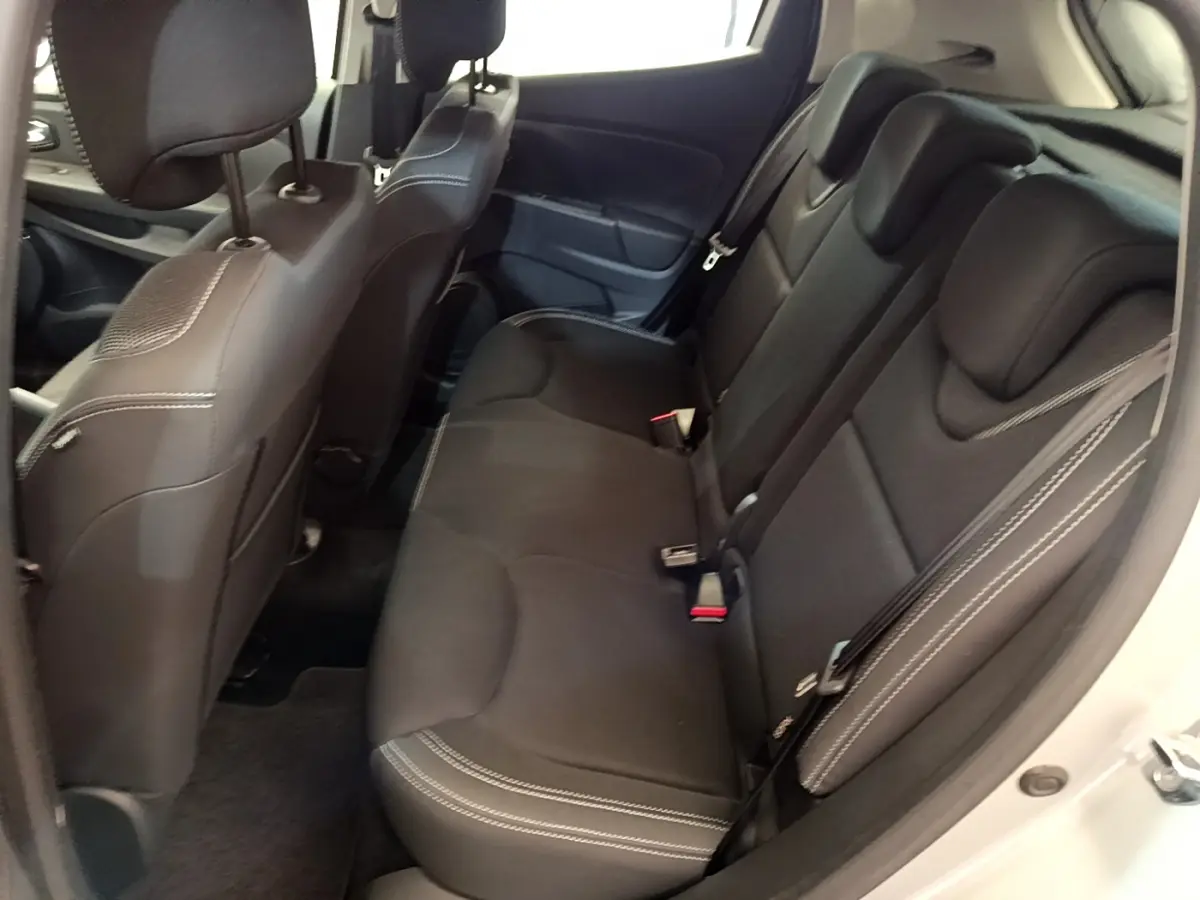Vue intérieure côté droit sur la banquette arrière noire avec surpiqûres blanches de la Renault Clio Business TCe 90 2019.
