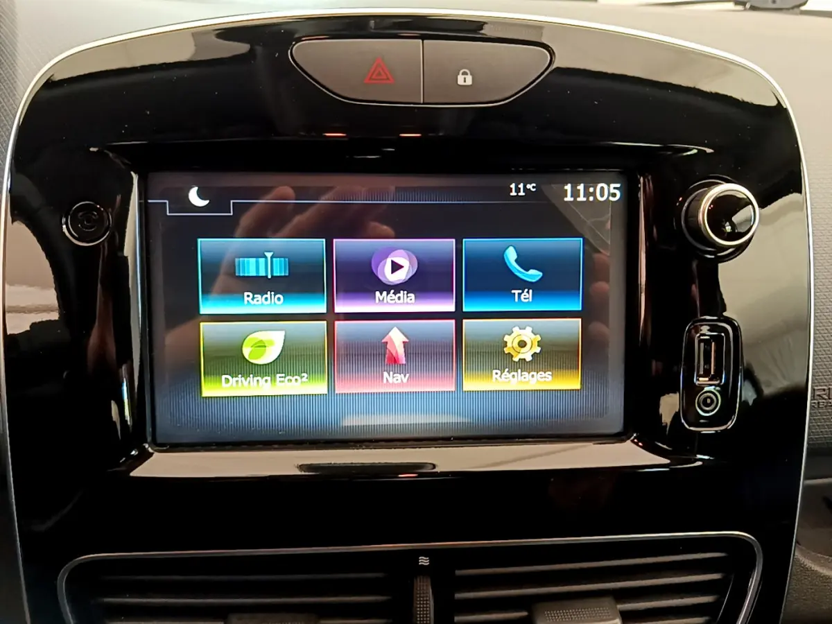 Écran tactile central allumé montrant menu multimédia dans Renault Clio Business TCe 90, vue de face, intérieur noir.