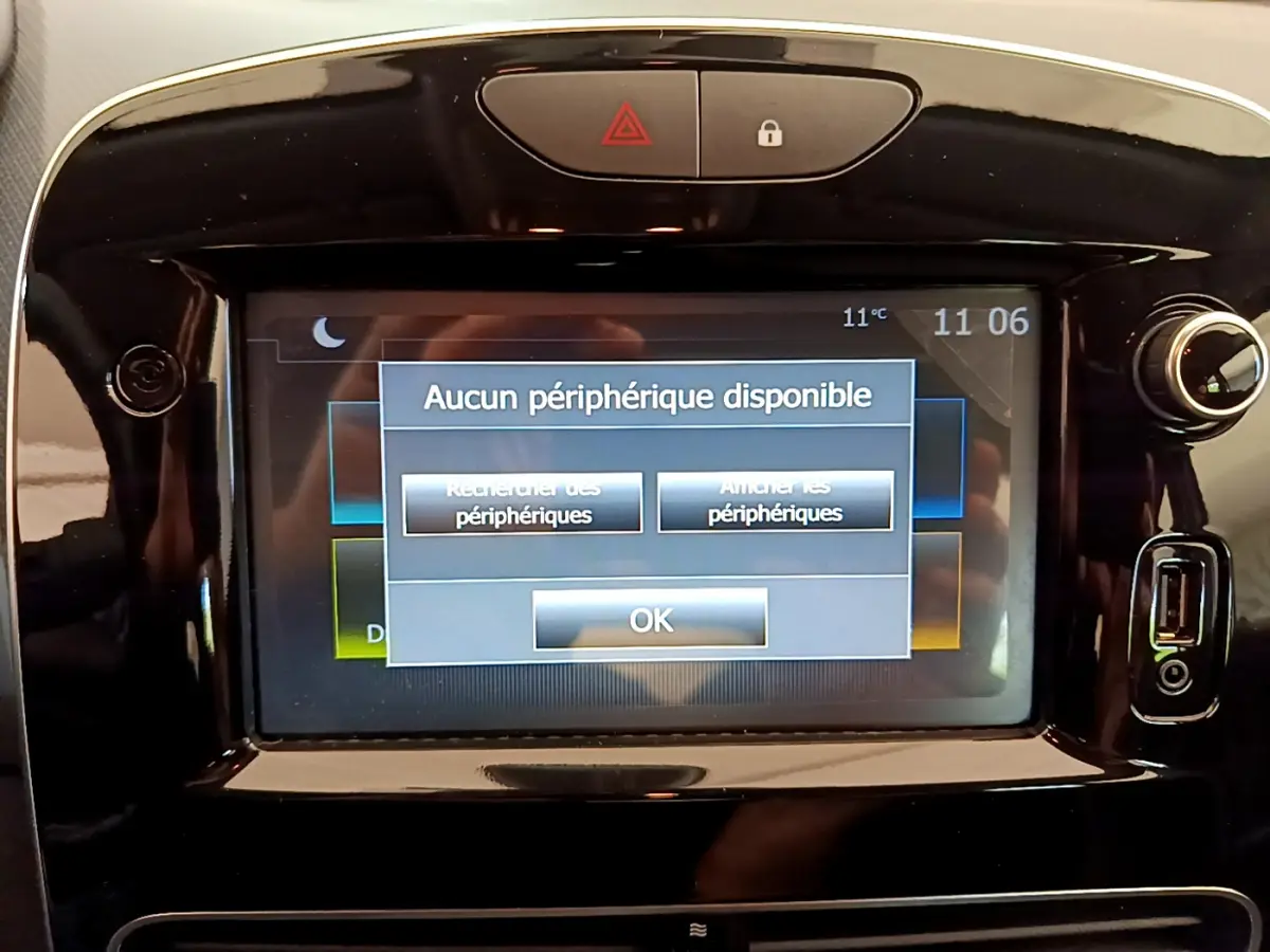 Écran tactile central de la Renault Clio Business TCe 90 2019 affichant un message d'absence de périphérique connecté.