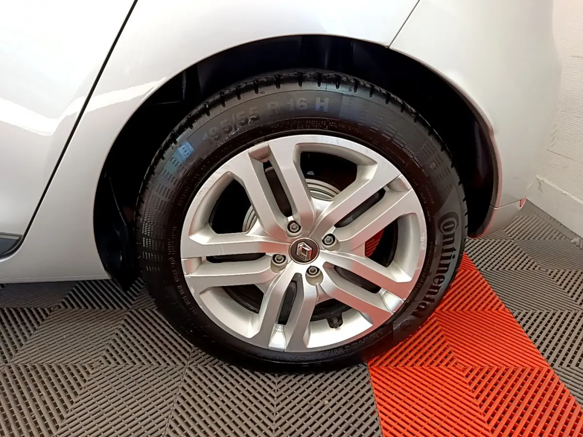 Gros plan sur la roue arrière droite gris clair de la Renault Clio Business TCe 90 avec jante alliage et pneu Continental.