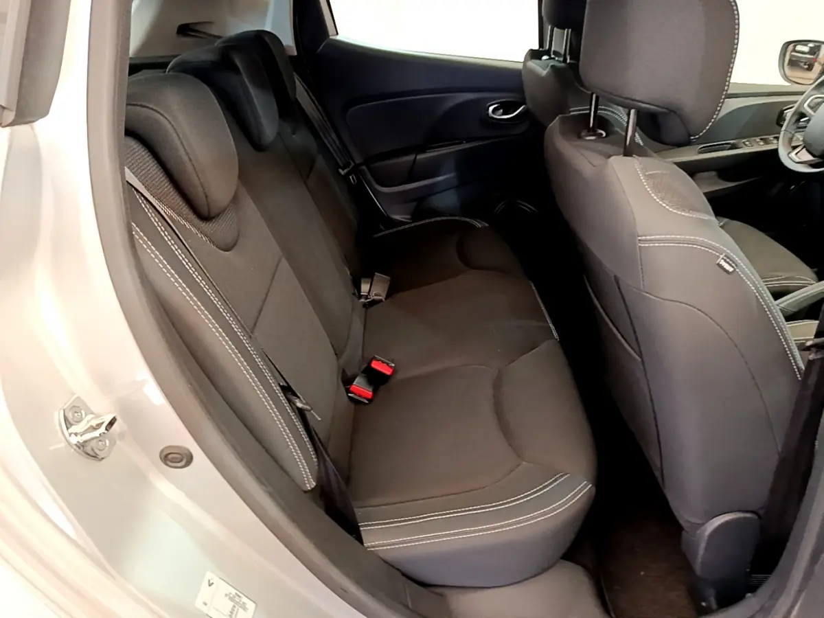 Vue intérieure côté gauche sur la banquette arrière noire avec surpiqûres blanches de la Renault Clio Business TCe 90 2019.