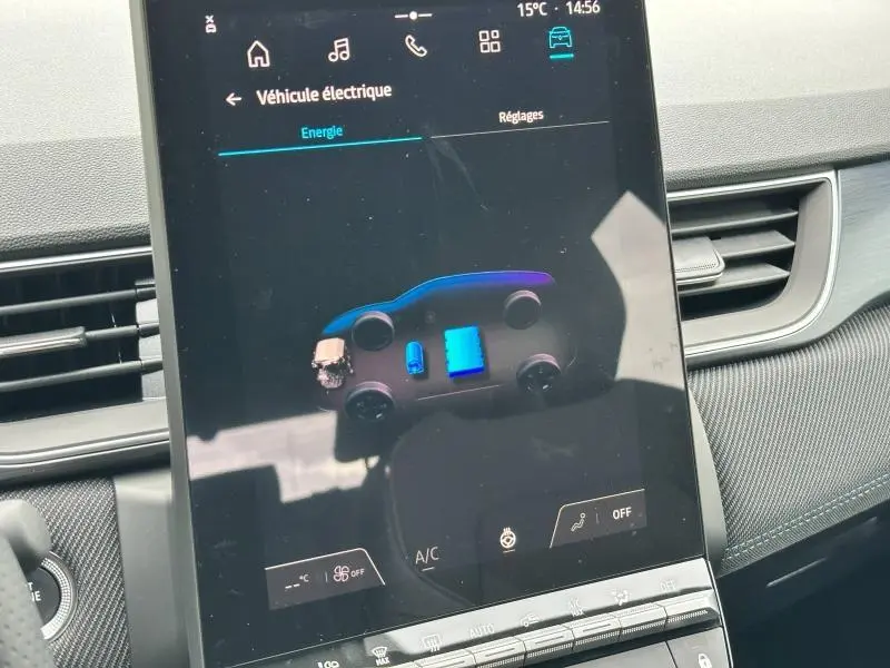 Écran central du Renault Captur 2025 montrant l'interface énergie du système hybride, intérieur gris et noir.