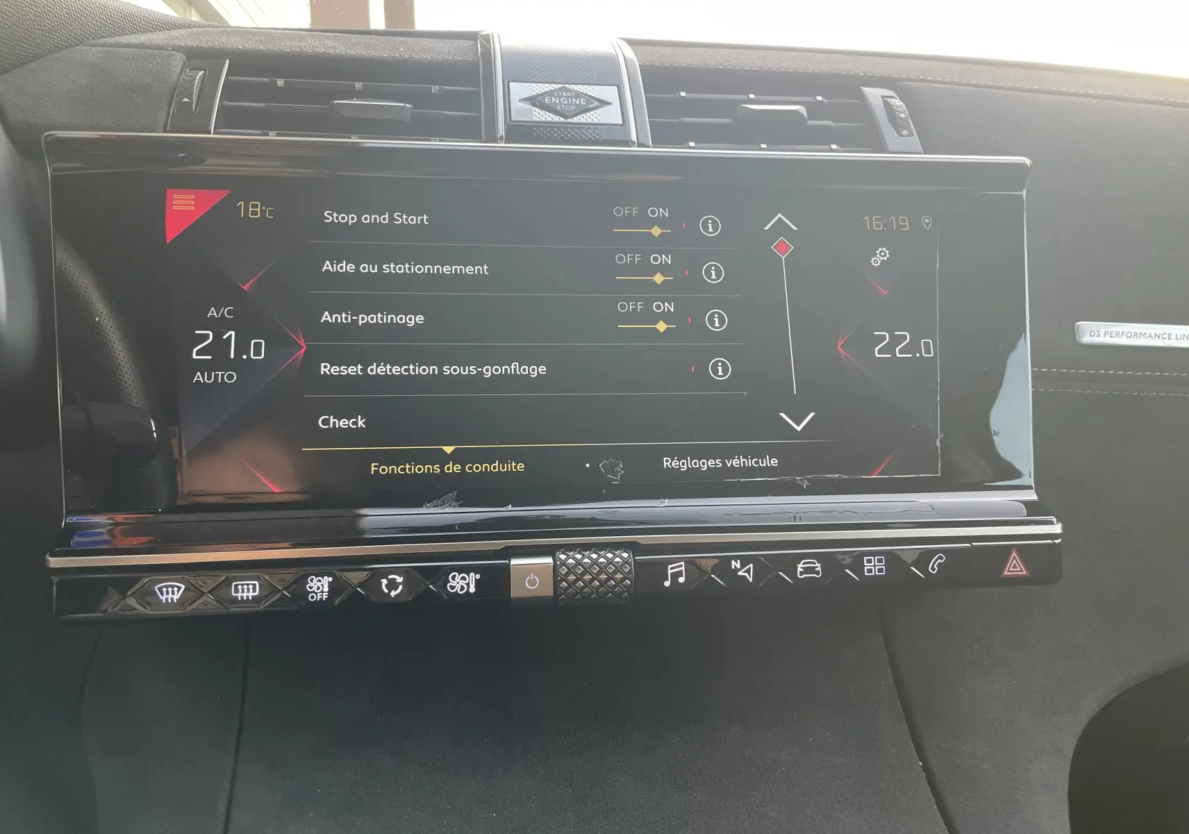 Écran tactile central du DS7 Performance Line 2021 montrant les réglages de conduite et la climatisation à 21°C.