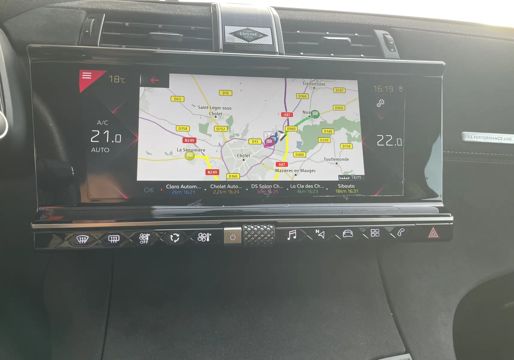 Vue rapprochée de l'écran tactile central du DS7 gris 2021, affichant la navigation GPS et les commandes climatiques digitales.