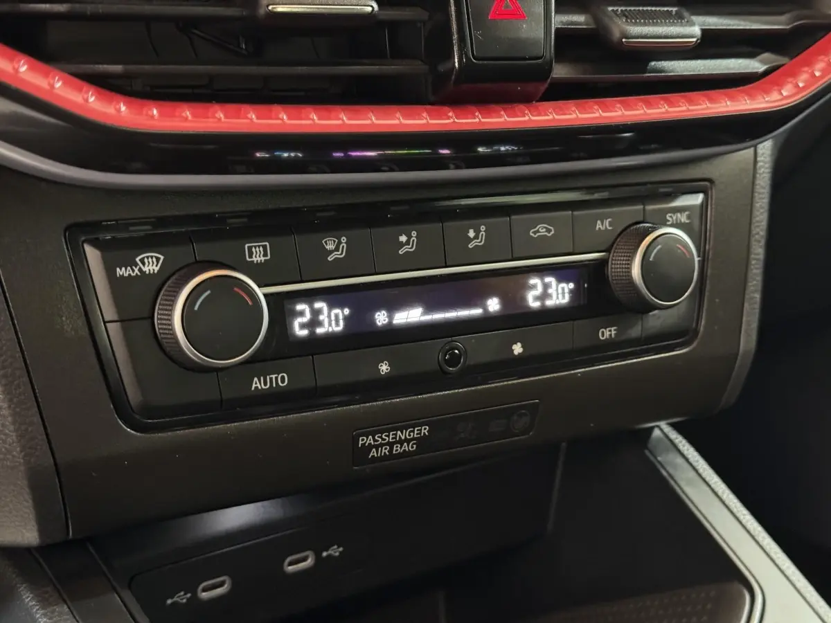 Gros plan sur la commande de climatisation digitale bi-zone de la SEAT IBIZA 1.0 TSI 110 FR rouge de 2024.