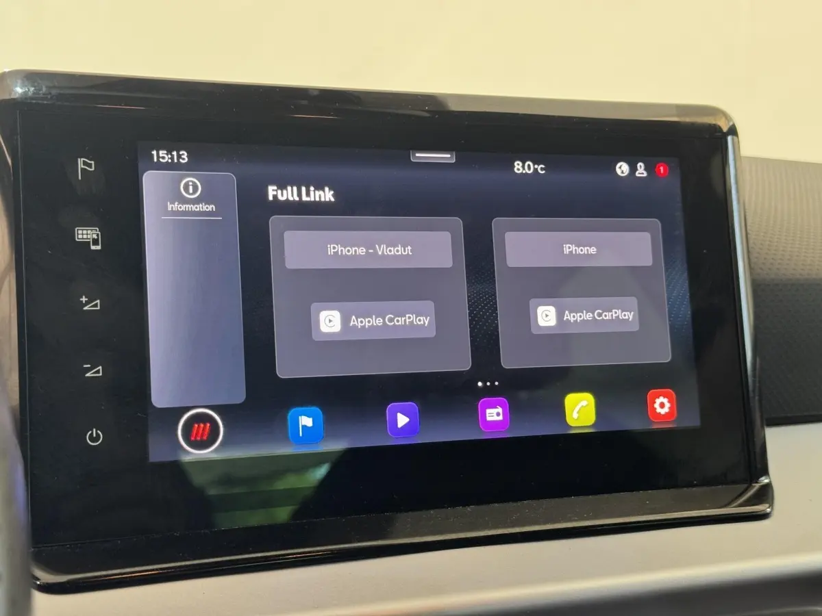 Écran tactile central de la SEAT Ibiza 2024 affichant la connexion Apple CarPlay, vue rapprochée intérieure.