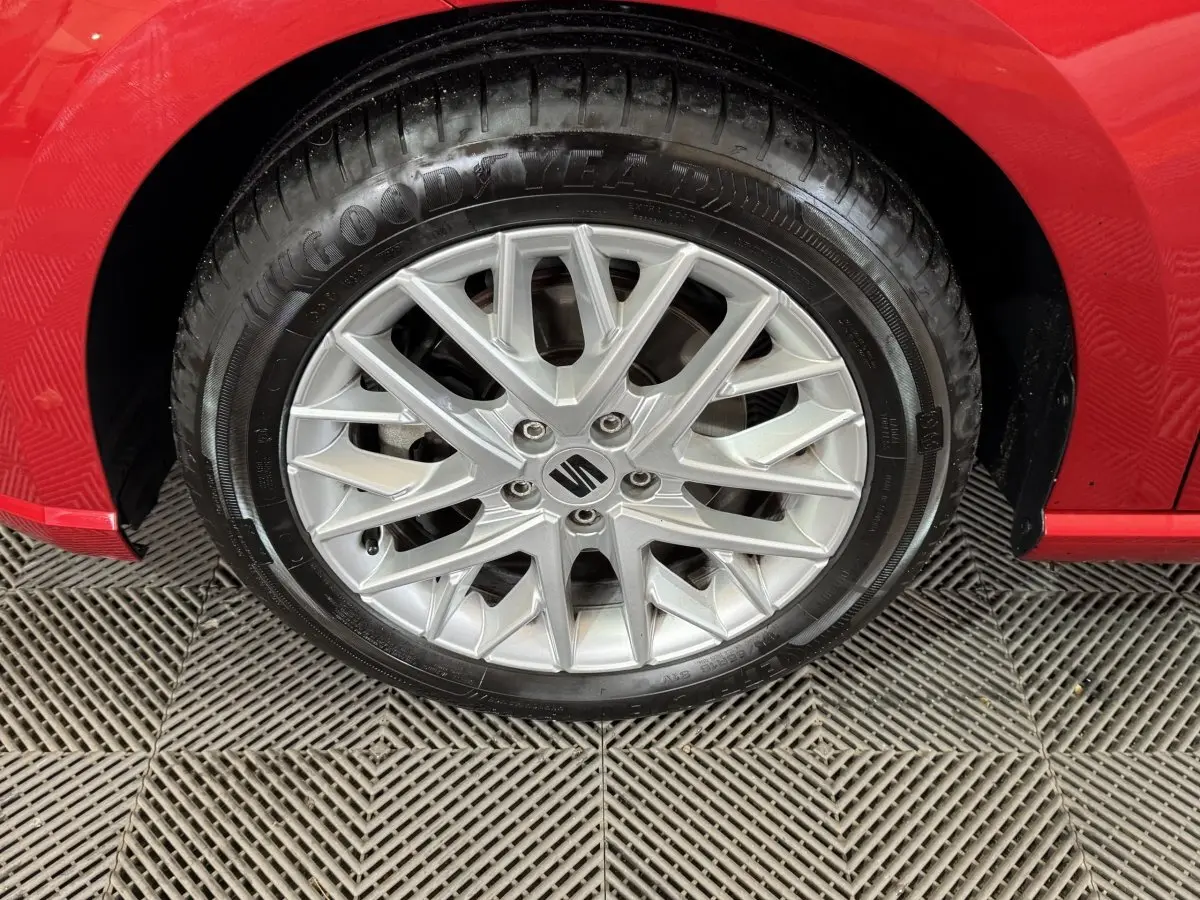 Gros plan sur la roue avant gauche avec jante argentée et logo SEAT sur une SEAT IBIZA rouge 2024.