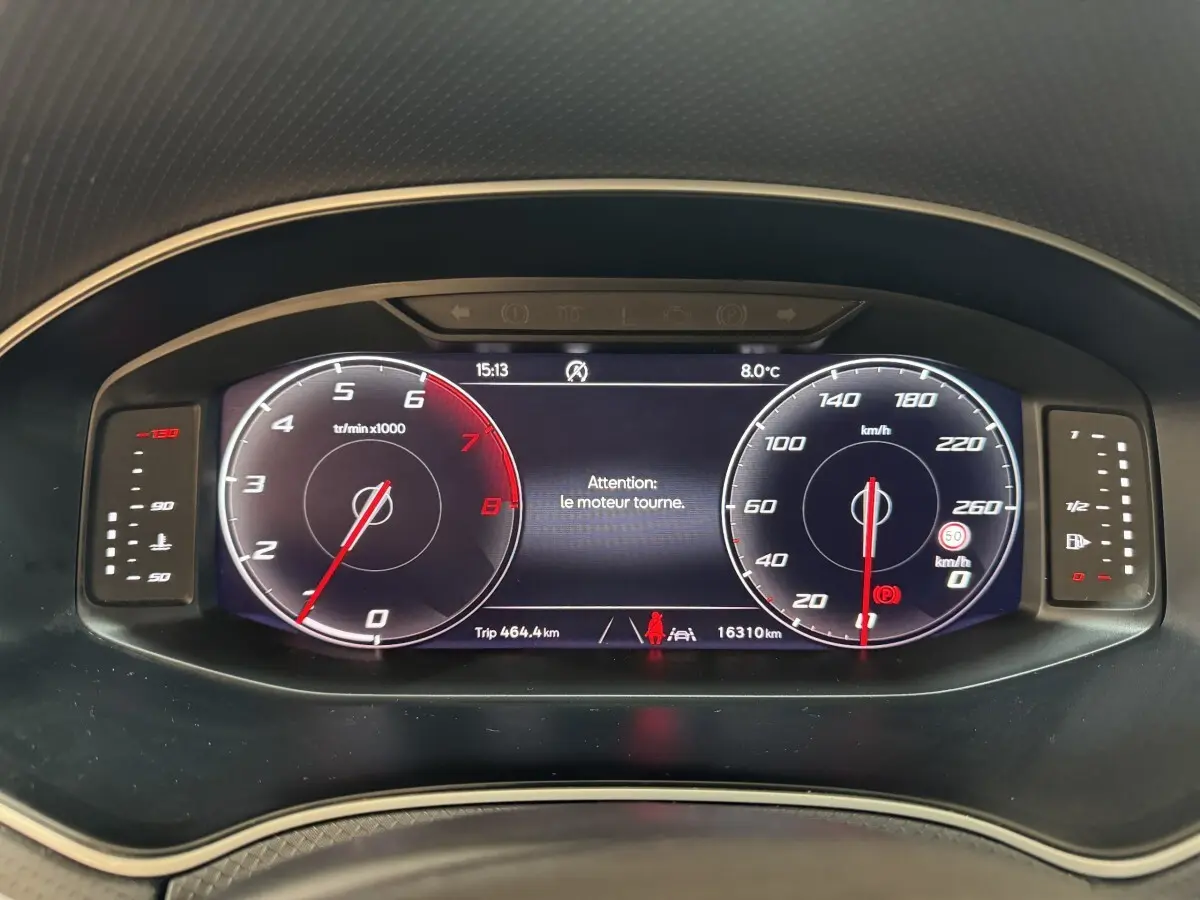 Tableau de bord numérique de la SEAT IBIZA 2024 affichant compte-tours, vitesse et alertes en vue frontale rapprochée.