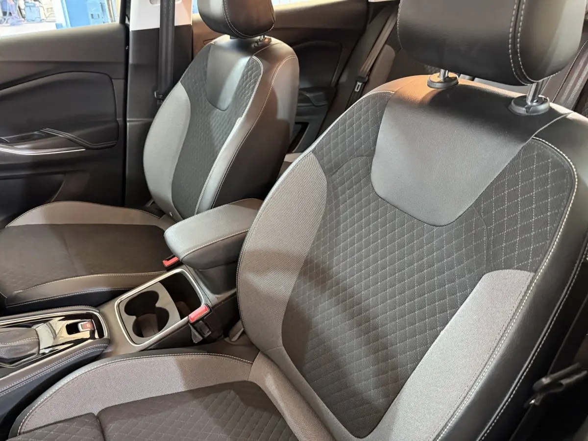 Vue rapprochée des sièges avant en tissu noir et gris de l’Opel Grandland X 2021, version Elegance Business.