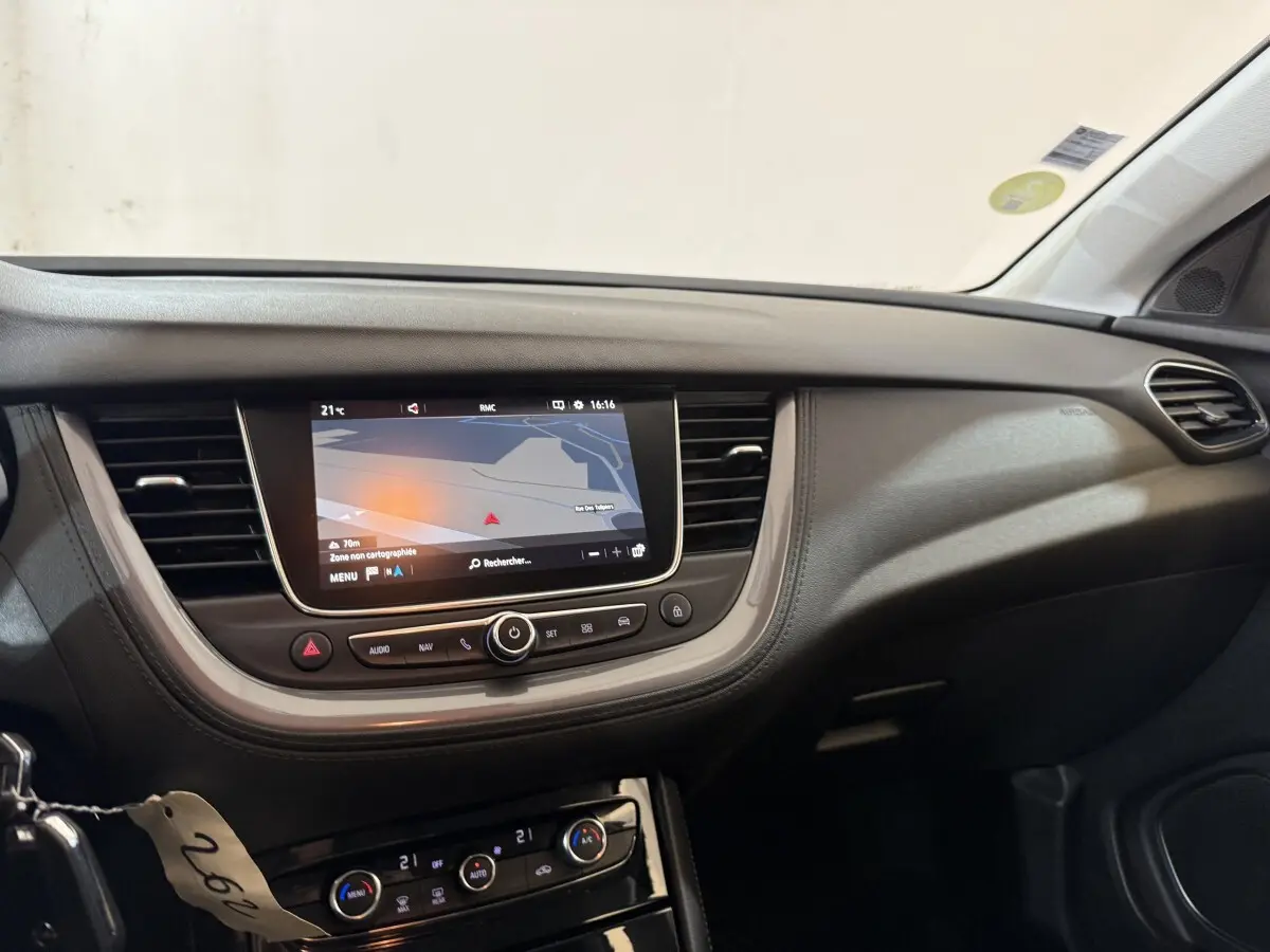 Vue intérieure du tableau de bord de l'Opel Grandland X 2021 avec écran tactile et commandes de climatisation digitales.