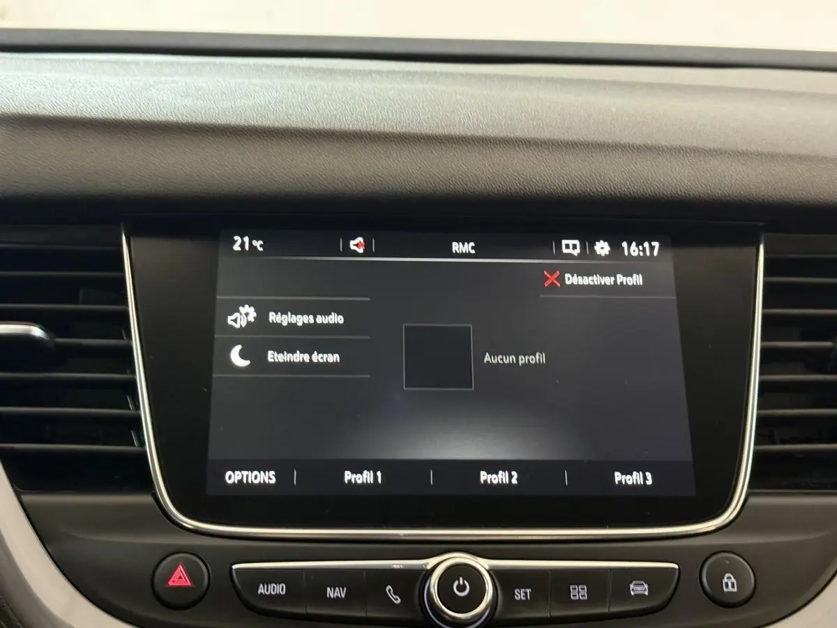 Écran tactile central de l’Opel Grandland X 2021, vue frontale du tableau de bord noir.